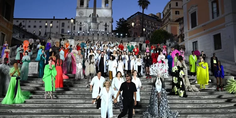 Staff, direzione creativa, modelle e modelli sulla scalinata di Trinità dei Monti per Valentino The Beginning
