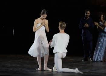 La proposta di nozze in scena all'Arena di Verona: Timofej Andrijashenko chiede la mano a Nicoletta Manni