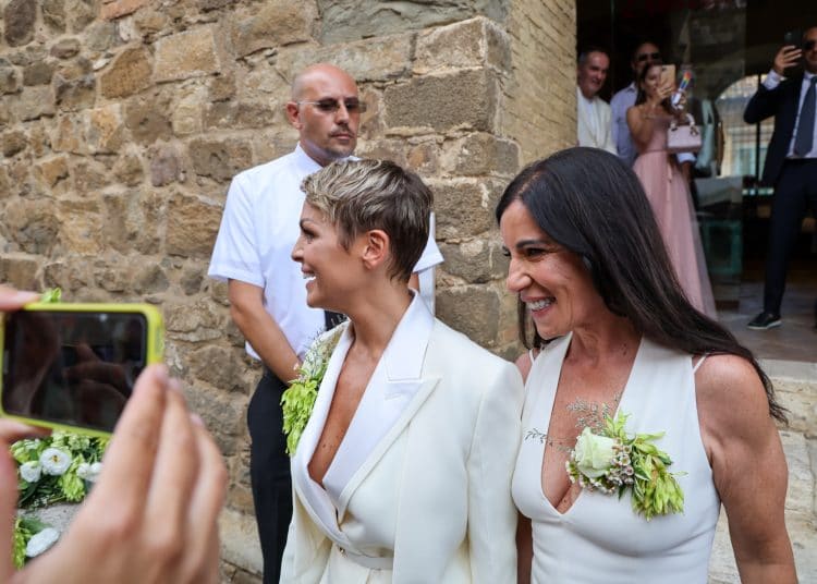 La cantante Paola Turci (S) e la ex compagna di Berlusconi Francesca Pascale a Montalcino (Siena) per la loro Unione civile (ANSA)