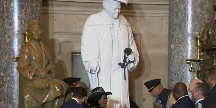 L'attivista per i diritti civili Mary McLeod Bethune è la prima afro americana ad avere una statua nella collezione ufficiale della capitale Usa