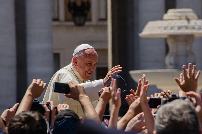 Papa Francesco in papamobile saluta i fedeli in piazza San Pietro