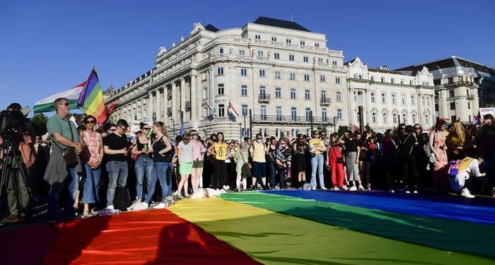 Proteste contro la legge anti-LGBT