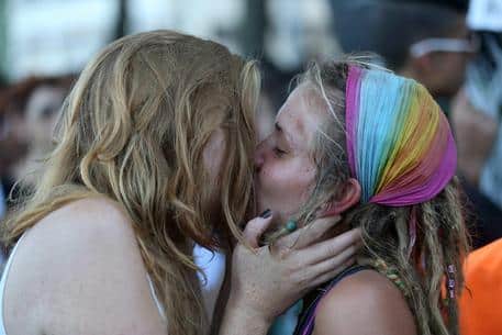 La Slovenia legalizza i matrimoni tra coppie omosessuali e le adozioni gay (Foto Ansa)
