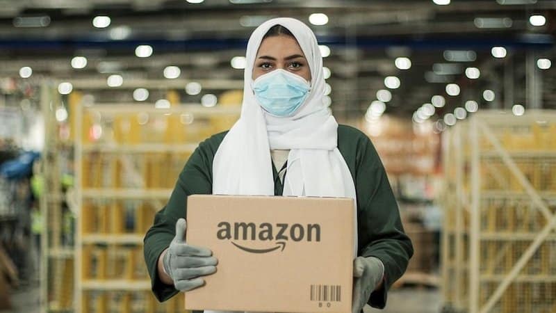 Emirati Arabi, Amazon blocca le parole Lgbt. “Dobbiamo rispettare le leggi nei Paesi dove operiamo”