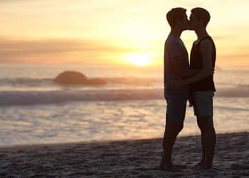 Allontanati dalla spiaggia perché si baciavano: due uomini gay denunciano la vicenda avvenuta sul litorale pisano