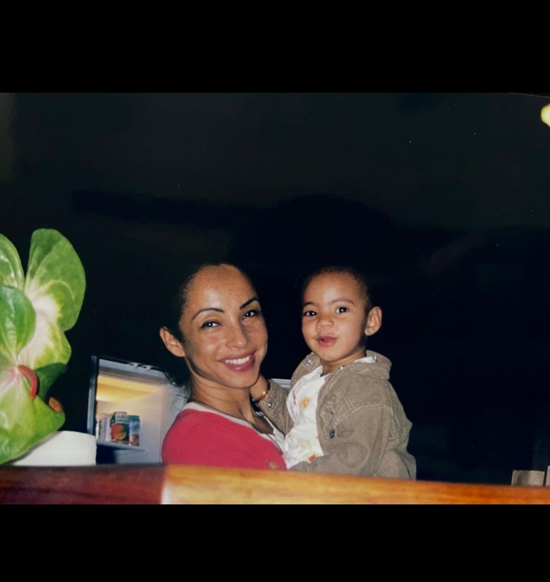Il ritratto di Izaak Theo Adu-Watts da bambina insieme a sua madre Sade (Instagram)
