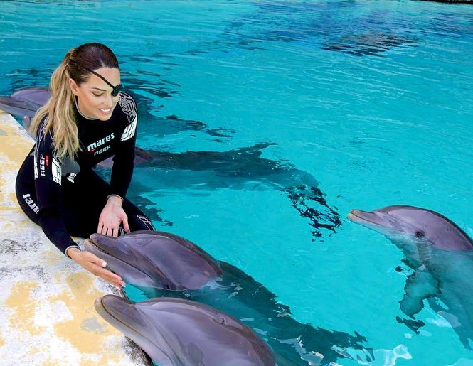 Gessica Notaro con i suoi amati delfini