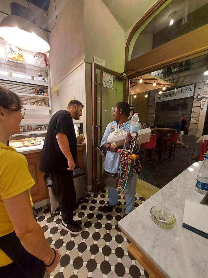 La venditrice ambulante insieme al figlio nel locale di chef Daniele (Facebook)