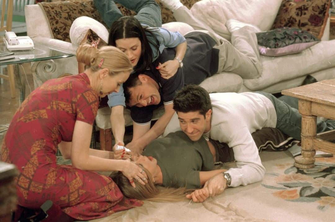 Una scena della popolare sitcom "Friends"