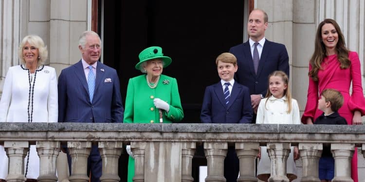La famiglia reale inglese con al centro la regina Elisabetta II