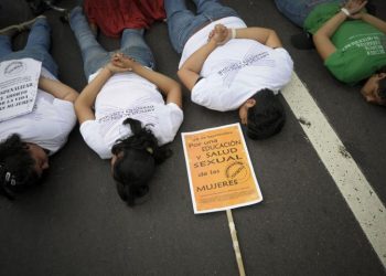 El Salvador, attiviste manifestano contro la condanna a 50 anni di reclusione per aver abortito