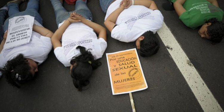 El Salvador, attiviste manifestano contro la condanna a 50 anni di reclusione per aver abortito