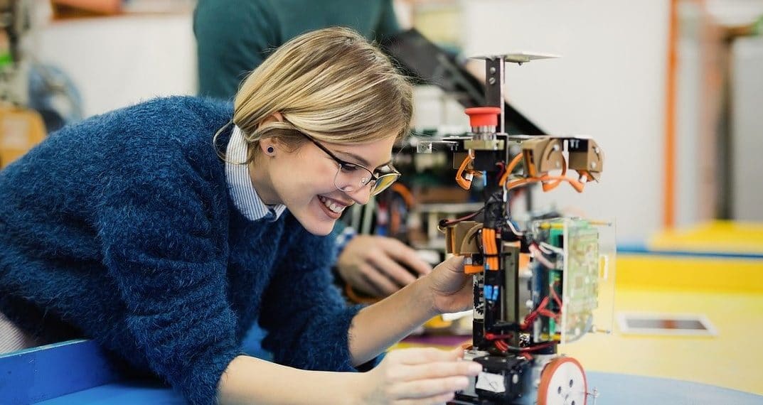 FS Italia: con il supporto delle role model WIM, donne impiegate in tutte le aree tecniche FS, studentesse e studenti vengono incoraggiati a intraprendere un percorso di studi STEM (Science, Technology, Engineering and Mathematics)