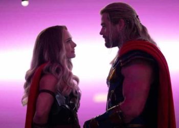 Chris Hemsworth e Natalie Portman in una scena del nuovo film Marvel "Thor - Love & Thunder"