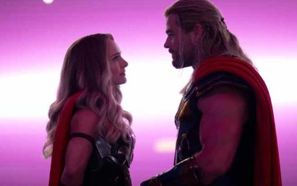 Chris Hemsworth e Natalie Portman in una scena del nuovo film Marvel "Thor - Love & Thunder"