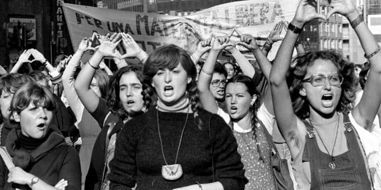 Manifestazione di femministe in favore dell aborto, riferito alle donne colpite dalla diossina a Seveso nel 1976 (DebellisFotogramma, Milano)