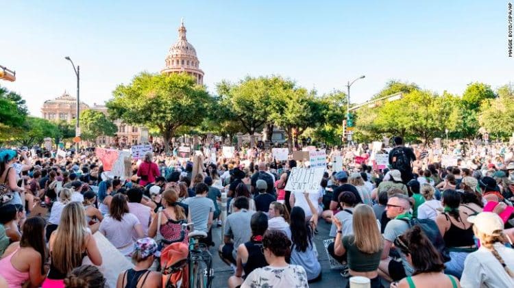 Dimostranti per i diritti all'aborto protestano contro la decisione della Corte Suprema degli Stati Uniti il ​​24 giugno 2022 ad Austin, in Texas