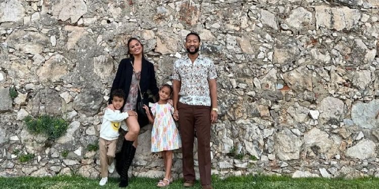 John Legend e Chrissy Teigen insieme ai figli: a breve la famiglia si allargherà con l'arrivo del terzo bambino
