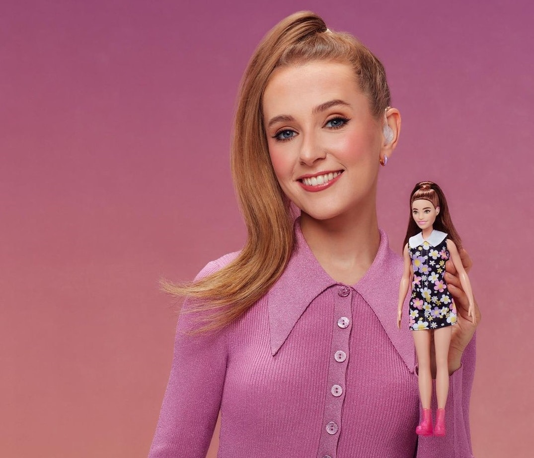 Sul mercato la Barbie con l’apparecchio acustico. Rose Ayling Ellis: “Felice di aver partecipato”
