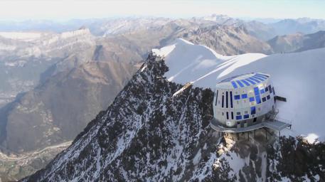 Decine di 'pseudo alpinisti' ignorano la raccomandazione di non scalare il Monte Bianco lungo la via normale francese dal rifugio del Gouter (Instagram)