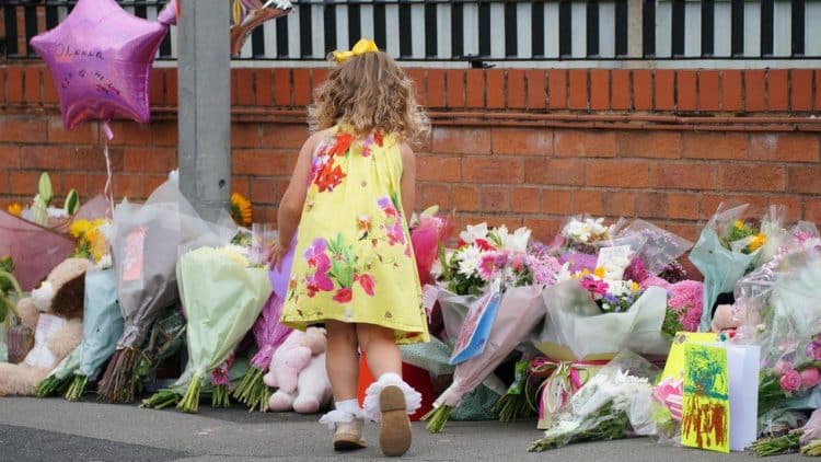 Omaggi floreali e bigliettini lasciati in memoria di Olivia vicino al luogo in cui è avvenuta la sparatoria