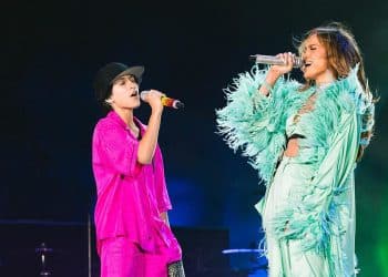 Jennifer Lopez ha presentato la figlia Emme sul palco prima di un'esibizione insieme a Los Angeles usando il pronome neutro inglese "they" ('loro')
