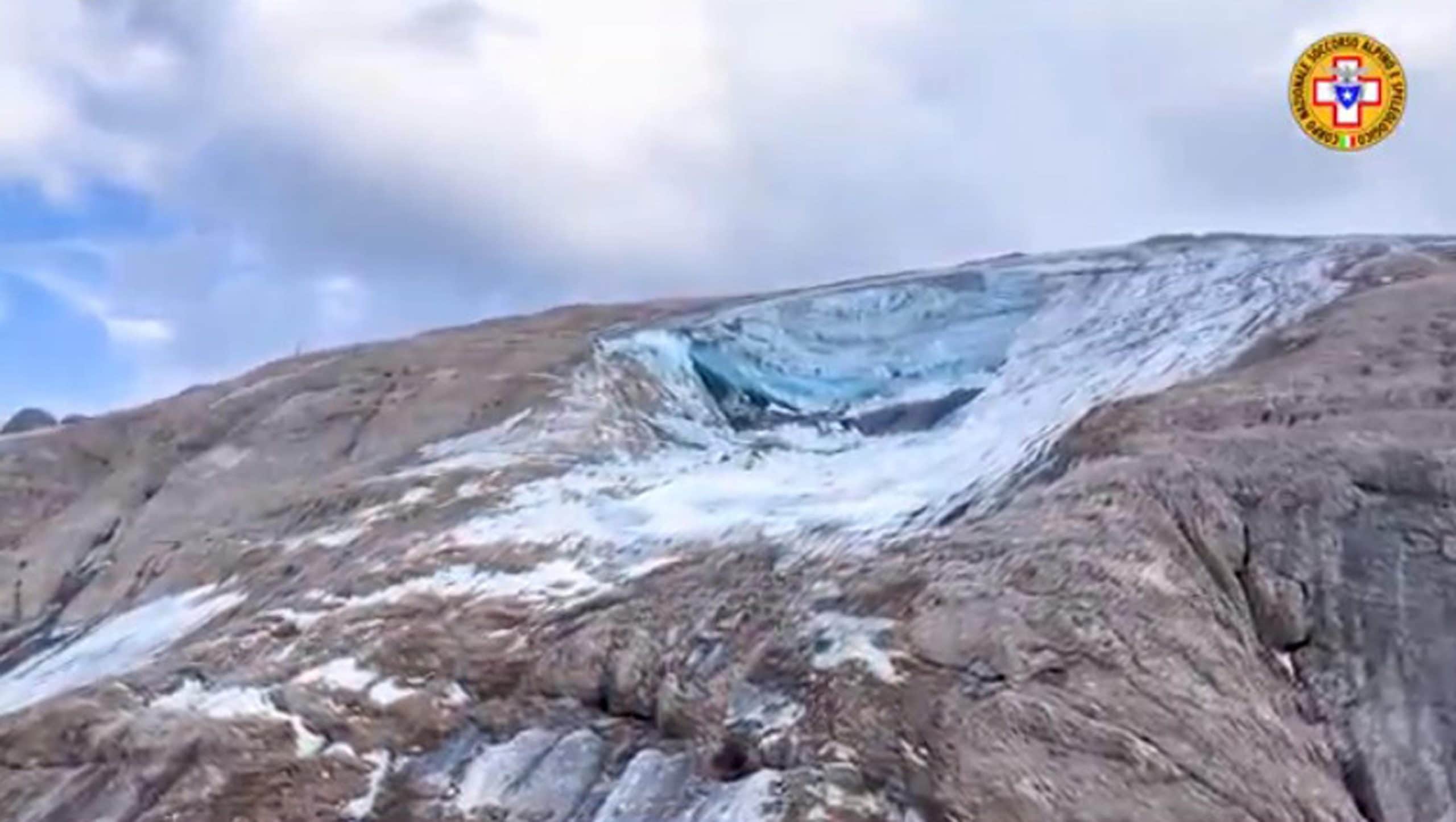 un seracco del ghiacciaio della Marmolada si è distaccato all'inizio di luglio (un frame tratto dal video del Soccorso Alpino - Ansa/Soccorso Alpino)