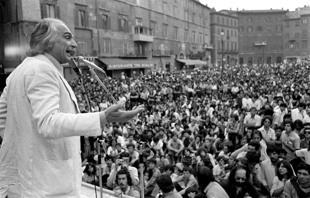  Il leader radicale Marco Pannella durante un comizio a piazza Navona, a Roma, per il referendum sull aborto del 17 maggio 1981
