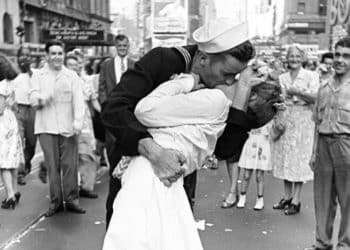 L'iconico bacio a Times Square (Instagram)