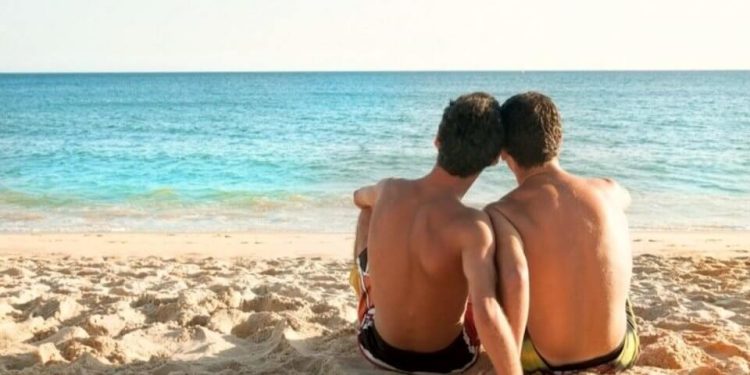 Allontanati dalla spiaggia perché si baciavano: due ragazzi gay denunciano la vicenda avvenuta sul Litorale pisano