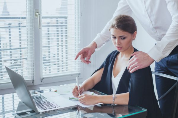 Una donna su due è vittima di molestie o discriminazioni sul posto di lavoro