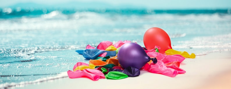 I palloncini colorati contribuiscono all’inquinamento da microplastiche nel suolo e nell’acqua