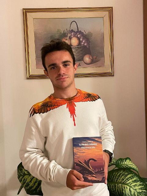 Filippo Marangoni con il suo libro "Il Primo Drago. Una nuova vita"