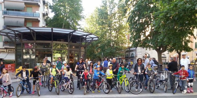 "Ride & Smile", il progetto per promuove l'uso della bicicletta negli ambienti urbani come scelta responsabile e come opzione efficace per il pendolarismo verso le scuole (Facebook)