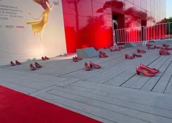 Alla Mostra del Cinema di Venezia installazione di scarpe rosse, simbolo della Giornata contro la Violenza sulle Donne