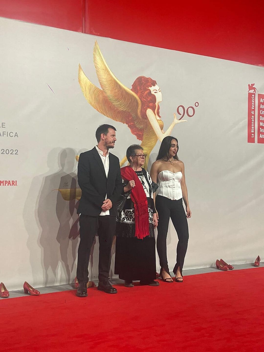 Elina Chauvet e le 'sue' scarpe rosse alla Mostra del Cinema di Venezia (Instagram)