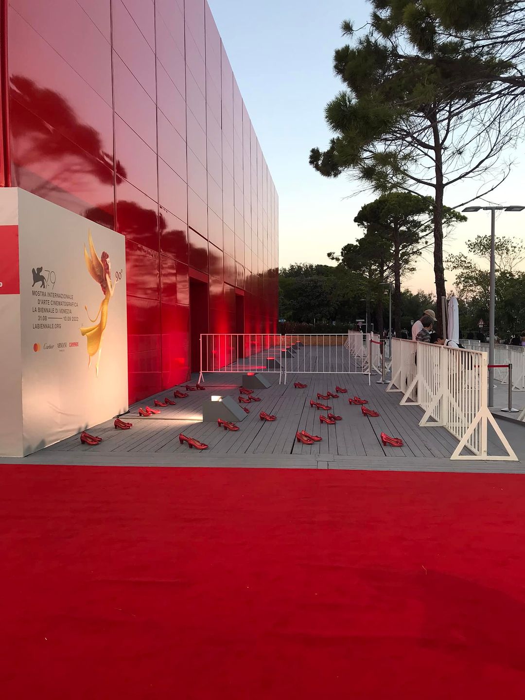 Installazione di scarpe rosse alla Mostra del Cinema di Venezia (Instagram)