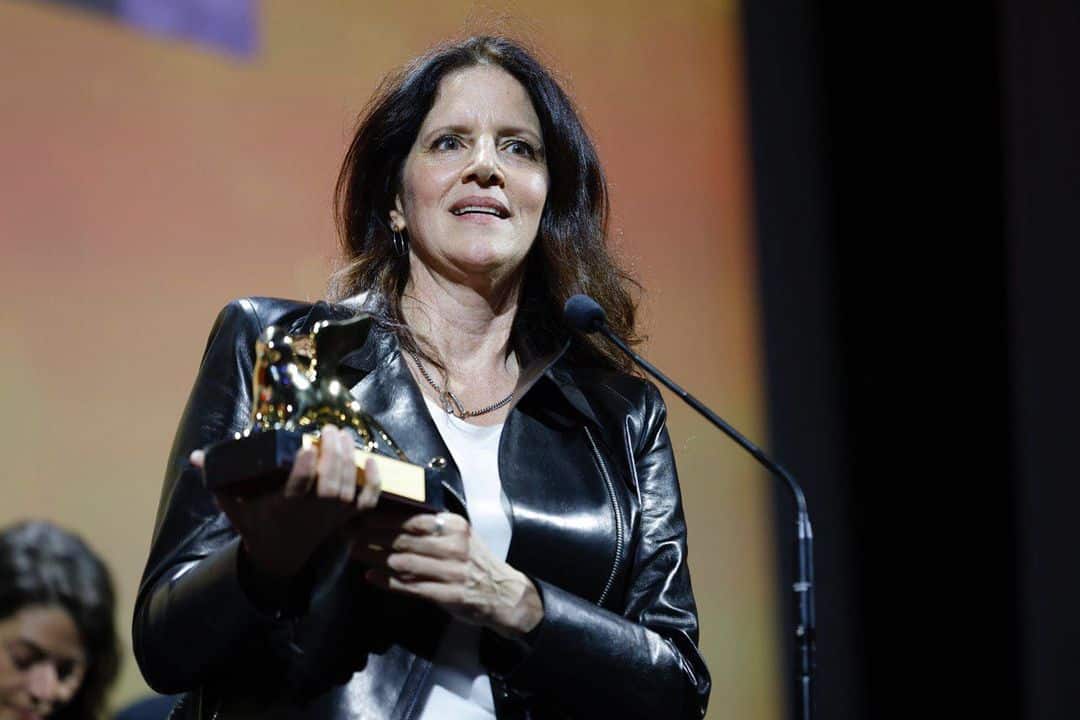 A Venezia 79 Laura Poitras vince il Leone d'Oro per “All the Beauty and the Bloodshed” (Instagram)
