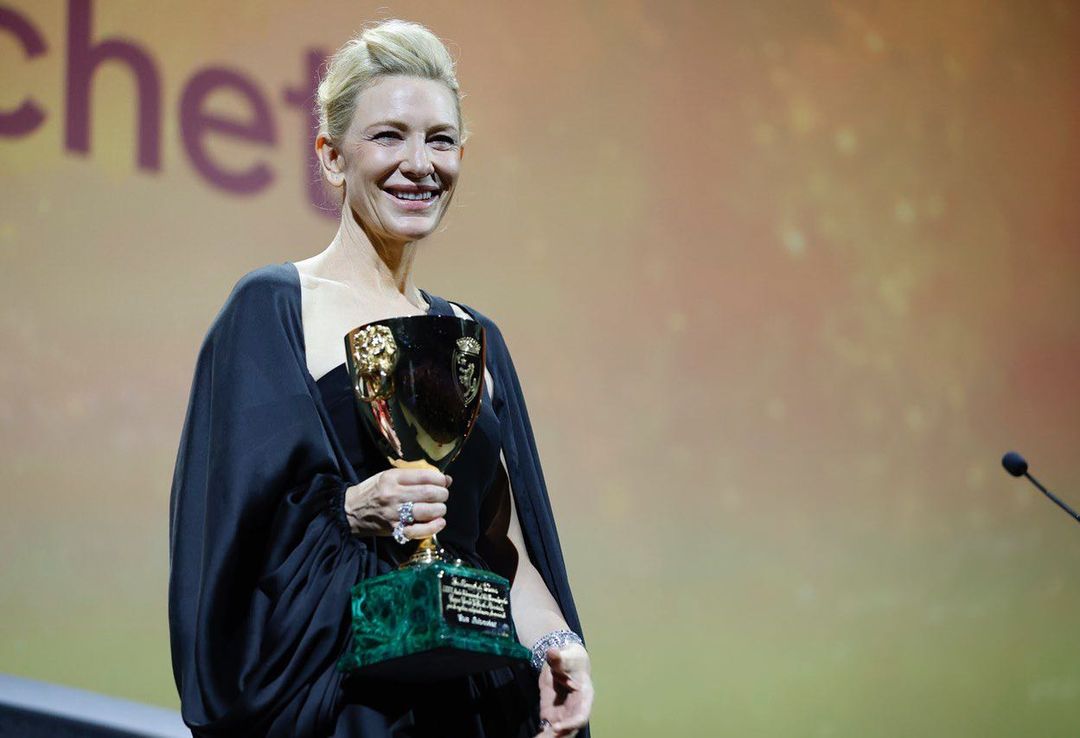 A Venezia 79, l'attrice Cate Blanchett vince la Coppa Volpi grazie a “Tár”