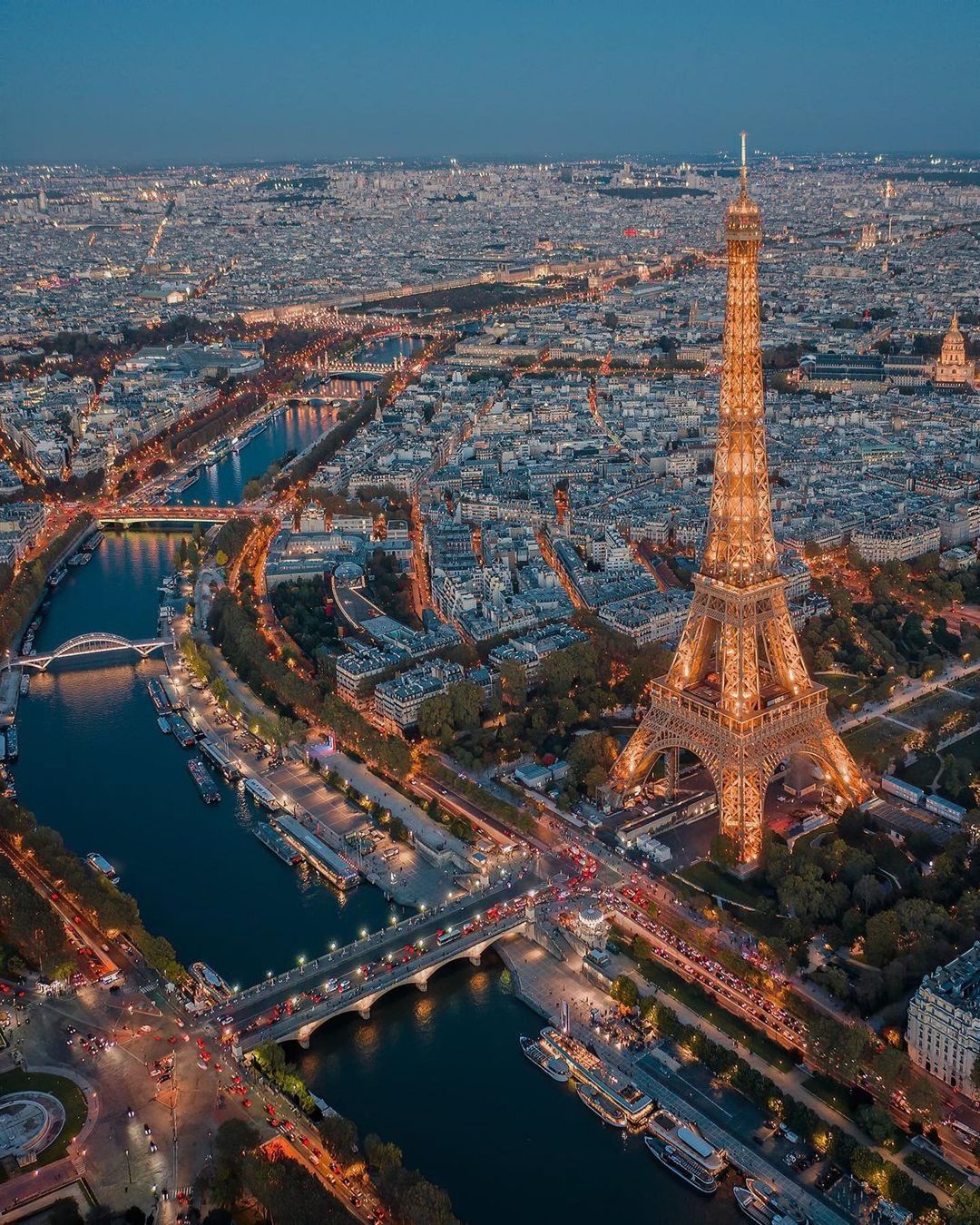 Veduta panoramica della capitale francese e delle sue mille luci (Instagram)