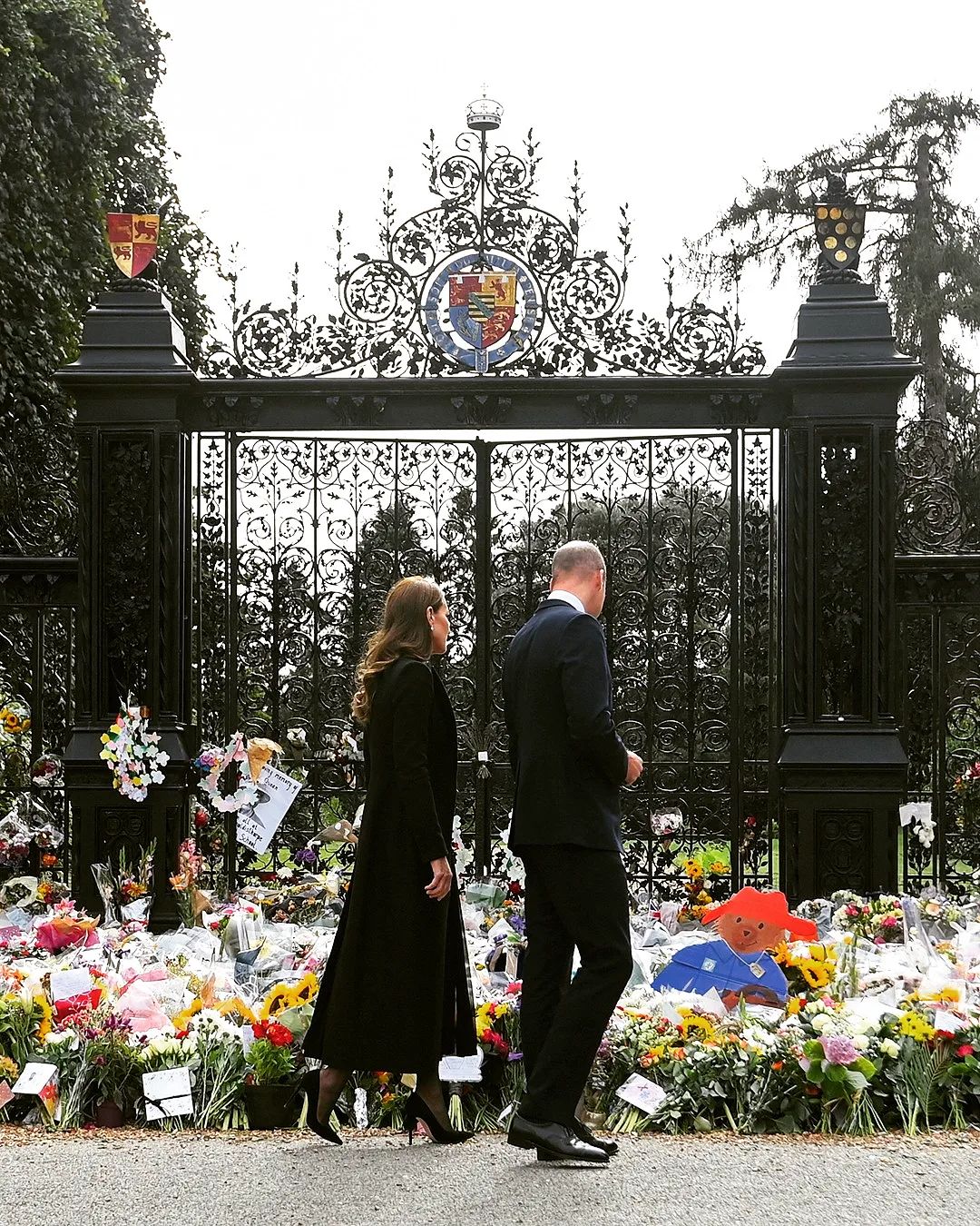 Il principe William e Kate davanti ai tanti tributi lasciati in memoria di Sua Maestà la Regina (Instagram)