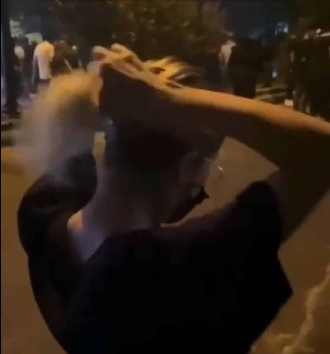 Virale il video nel quale la bionda Hadith, senza velo, si legava i capelli prima di una manifestazione (Ansa)