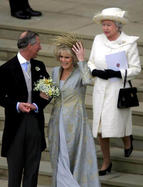 Carlo e Camilla (e la Regina Elisabetta II) il giorno delle nozze