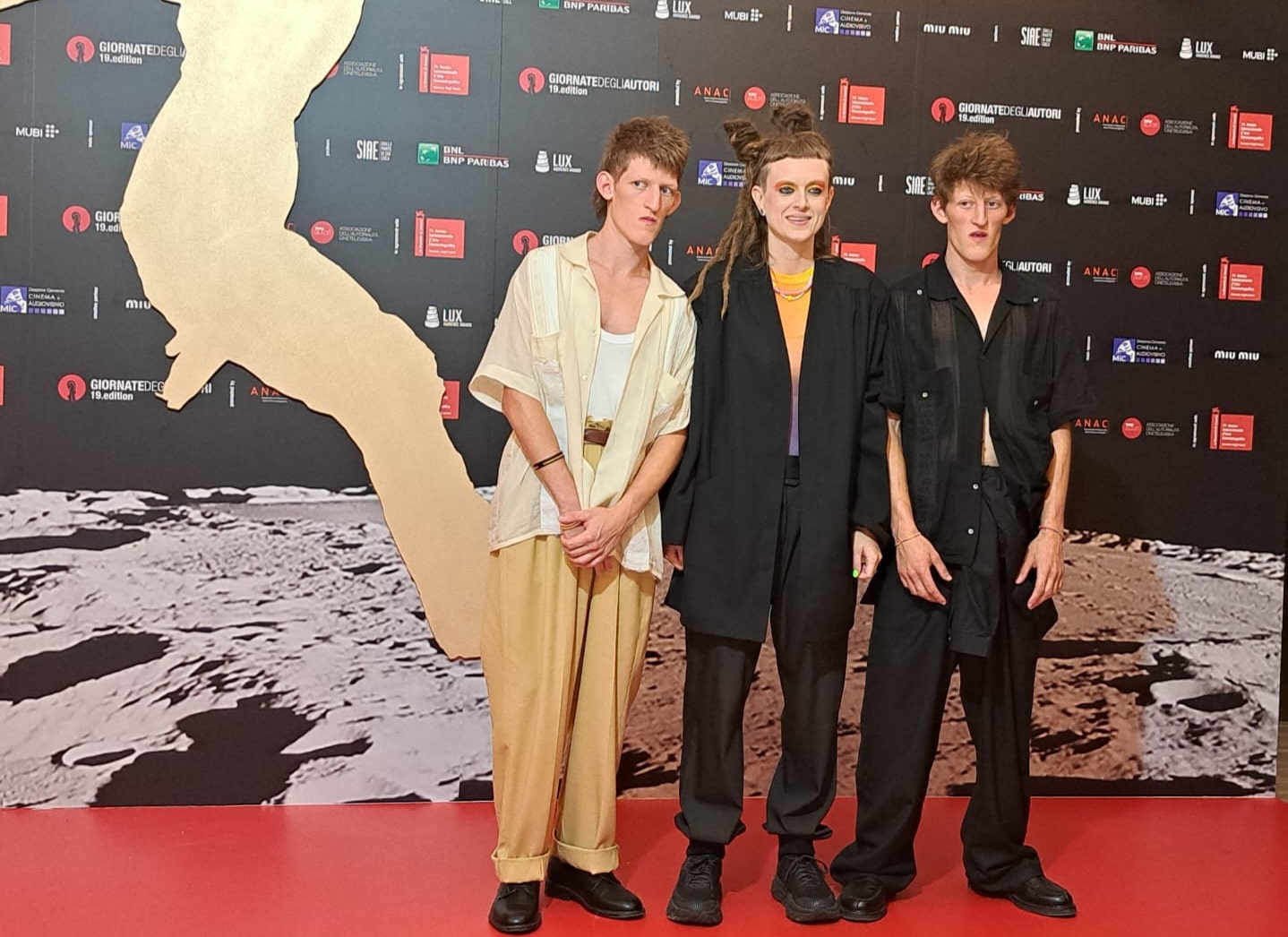 Sul red carpet di Venezia 79 i gemelli Benjamin e Joshua Israel insieme alla regista Valentina Bertani