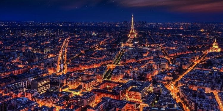 In Francia la battaglia contro lo spreco energetico non risparmia nemmeno la Tour Eiffel e tutti gli altri monumenti di Parigi (Instagram)