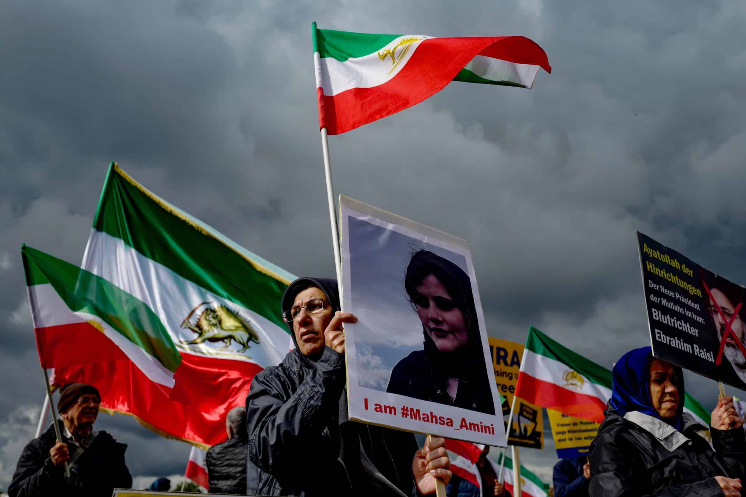Iran, la protesta è donna: la libertà di espressione che fa paura alla Repubblica Islamica