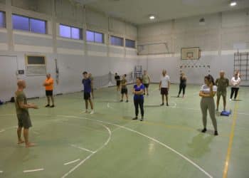 Il primo allenamento di ginnastica dinamica militare in una scuola a Pisa  (Foto Cappello/Valtriani)