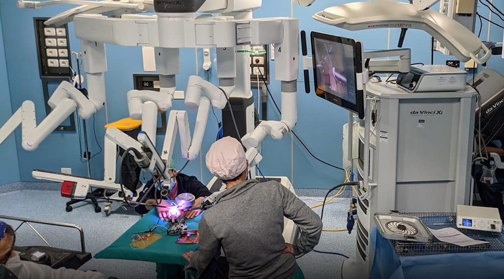 È italiana la prima persona al mondo ad aver trattato il tumore ai polmoni con la chirurgia robotica toracica. Si tratta di Franca Melfi che dirige il Centro di Chirurgia Robotica dell’Aoup di Pisa