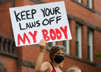 Attiviste protestano contro la nuova legge sull'aborto in Florida