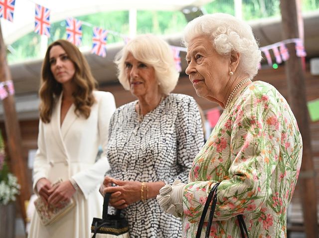 La regina Elisabetta II insieme a Camilla e Kate (Instagram)